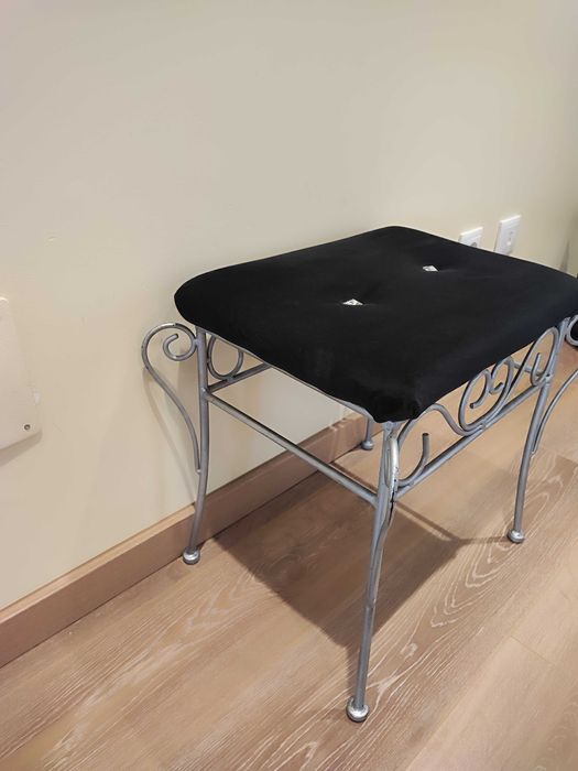 Banqueta estufada em veludo preto