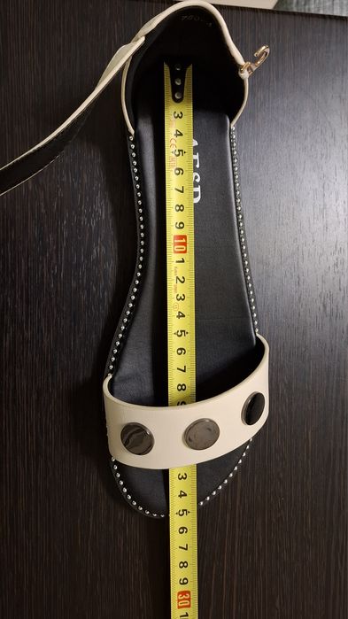 Босоніжки жіночі  на низькому ходу з закритою п'ятою