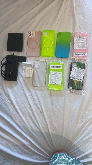Vendo capa de iphone 11 e uma carteira e um suporte de carregamento