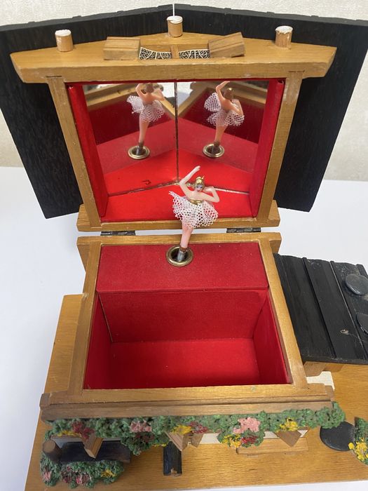 Вінтажна музична скринька-шкатулка Швейцарське шале з балериною