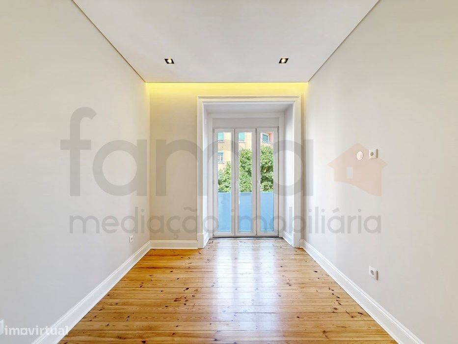 Apartamento T3 Remodelado com quintal, 2 Suítes e Closet na Av. Alm...