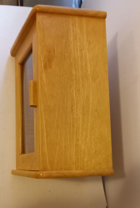 Caixa de pão em madeira com porta em vidro transparente