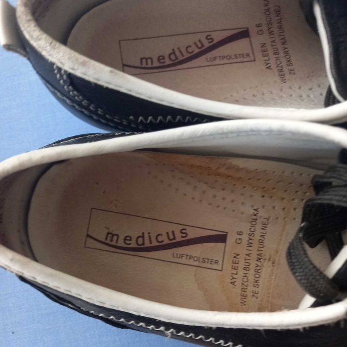 Damskie sneakersy firmy MEDICUS w rozmiarze 39.