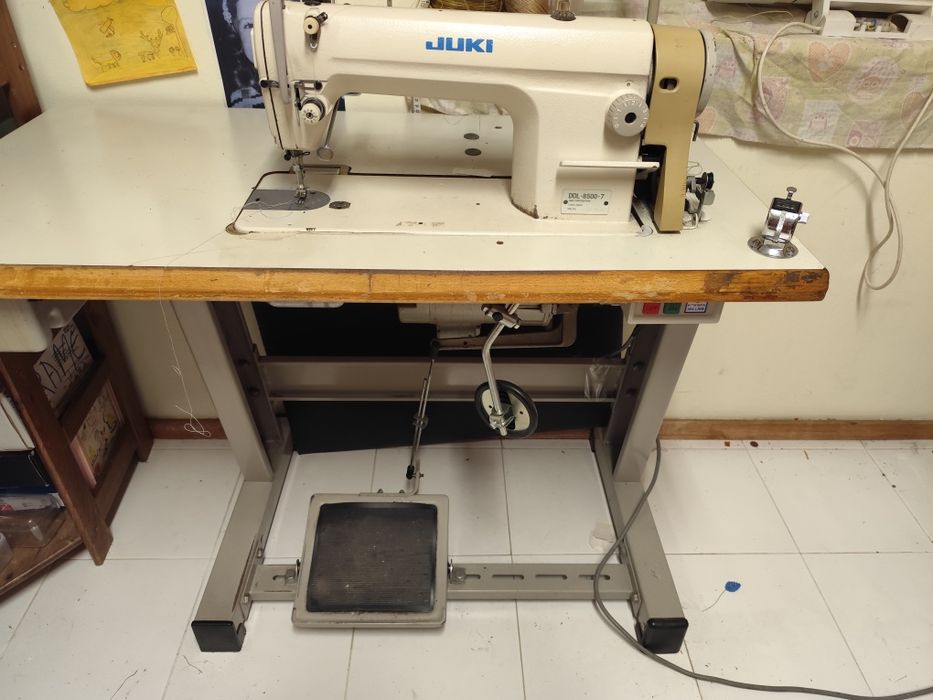 Máquina de costura ponto preso e corti e cose