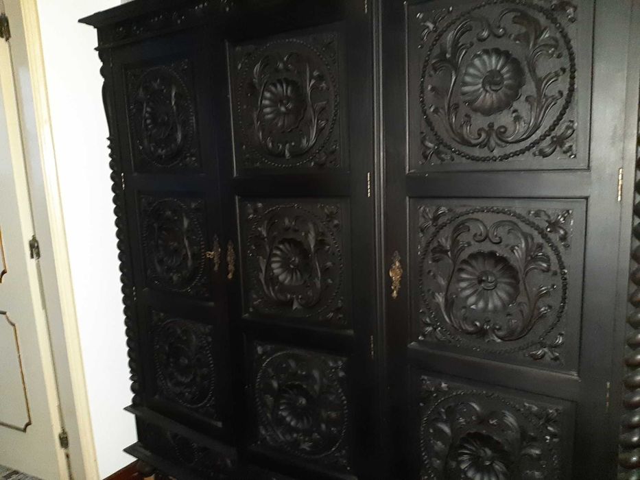 Guarda Fatos em mogno