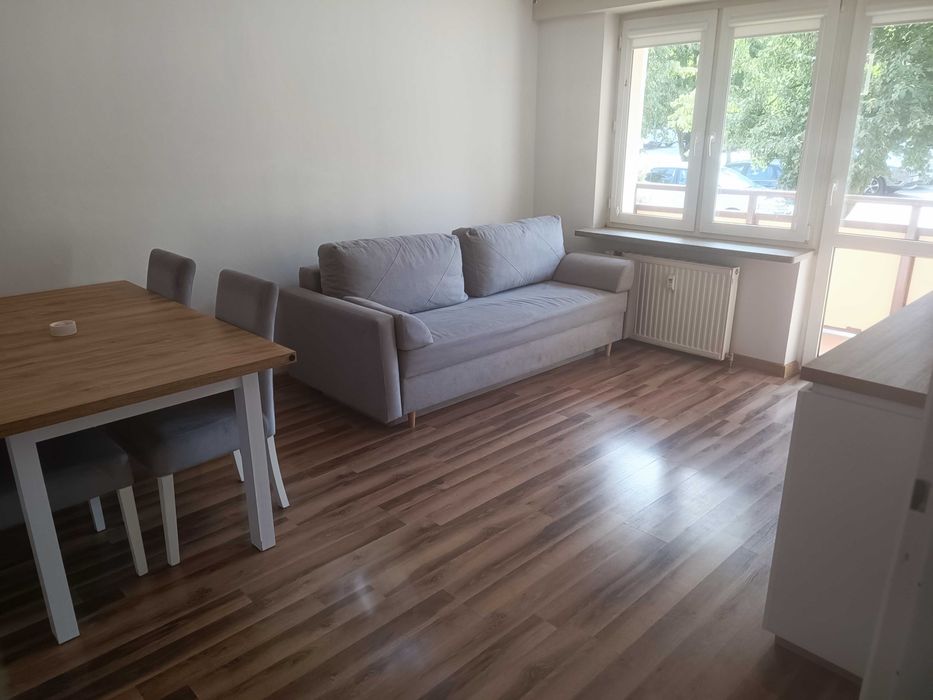 Przytulna kawalerka z dużym balkonem i piwnicą, parter, Leśna Dolina, św. A. Boboli, cegła.