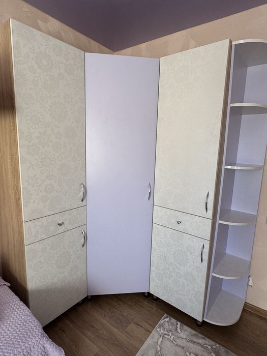 Продається дитяча кімната (комплект меблів): гардероб, ліжко, стіл