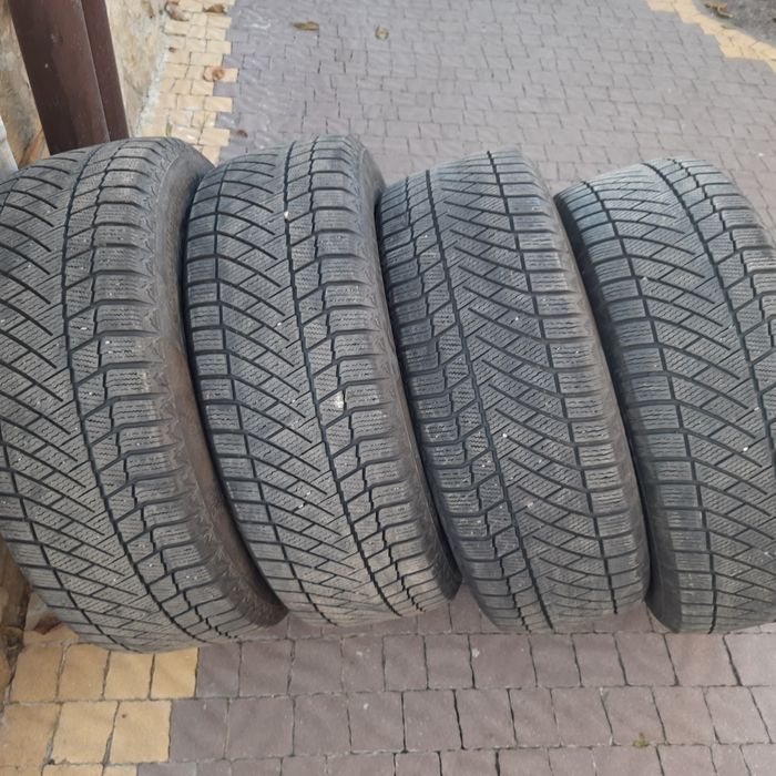 Шини 235/60 R18 зима Kontinental: 2 000 грн. - Автошини Малехів на Olx