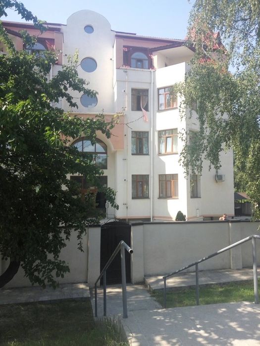 Сдам возле метро квартиру новый ремонт мебель автономка