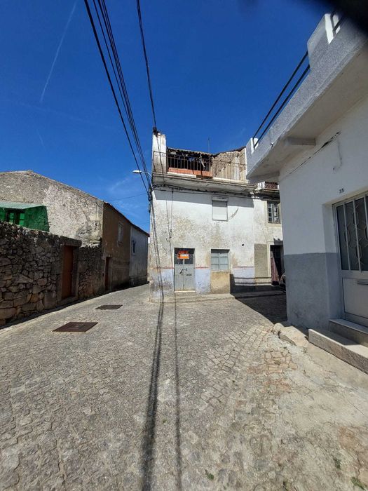 Casa para reabilitar com vista por sol e serra
