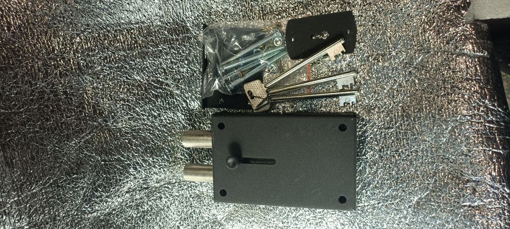 Гаражный замок дверной накладной