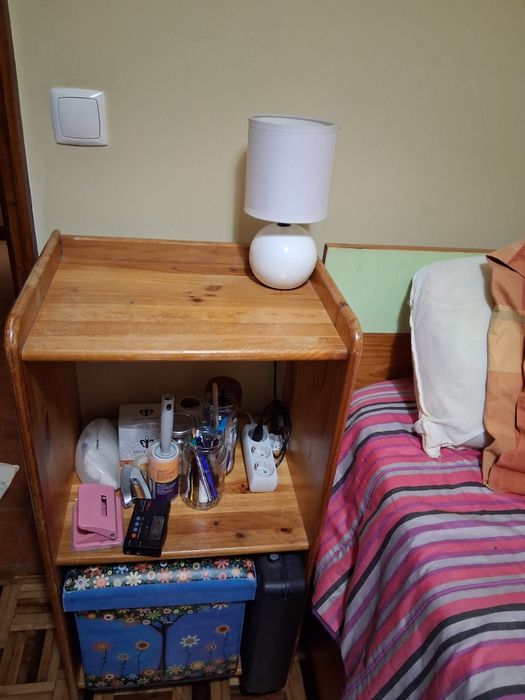 Cama em madeira e mesinha de cabeceira