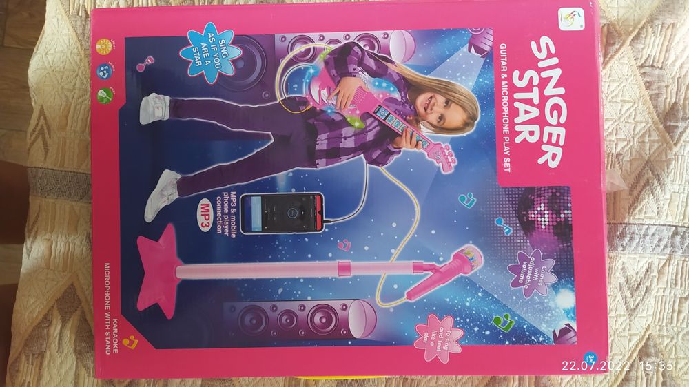 Музична гітара з мікрофоном на стійці