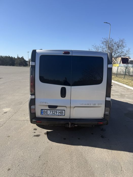 Опель Віваро 2002 рік