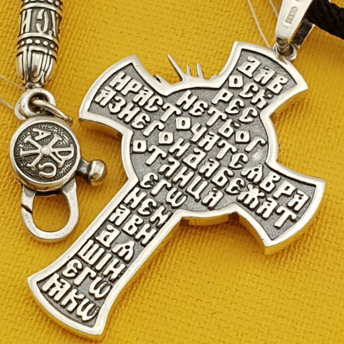 Чоловійчий срібний кулон хрест на шовкому шнурі з накладками