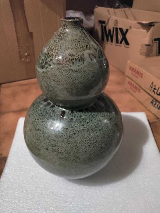Vaso de cerâmica «Studio» em forma de cabaça verde salpicado