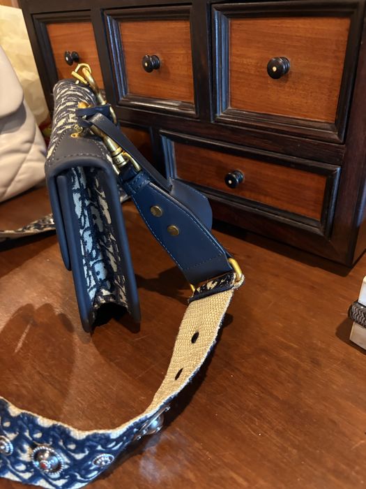 Mala azul com simbolos e detalhes exclusivos