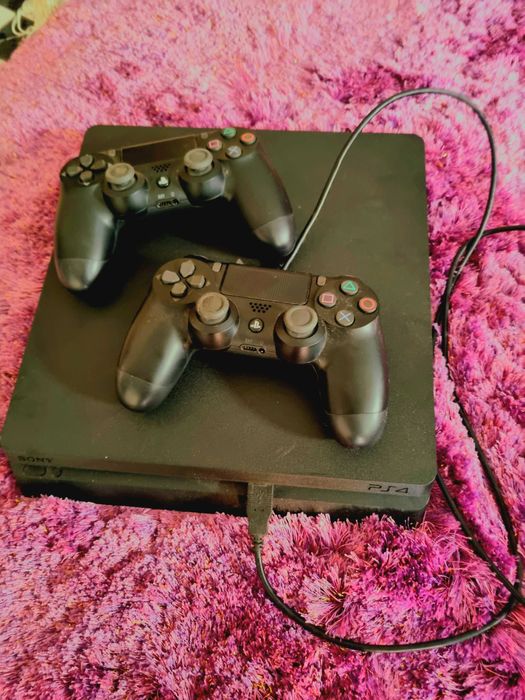 Playstation 4 + 2 comandos