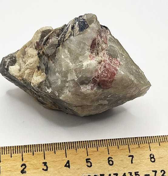 Турмалин рубелит кристаллы, молочный кварц, шерл, мусковит 155 грм.