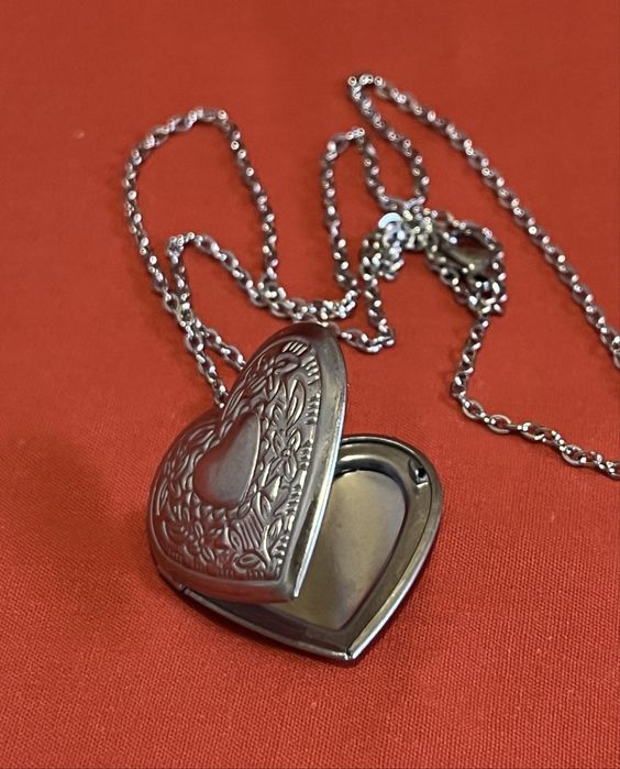 Śliczny sekretnik z łańcuszkiem