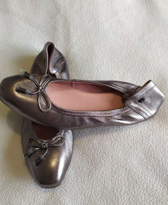 Sabrinas  / Bailarinas novas em couro. Marca O&B - Tamanho 38