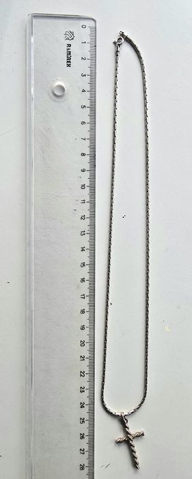 Fio de prata com crucifixo