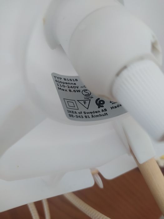 Candeeiro de mesa ikea muito bonito.