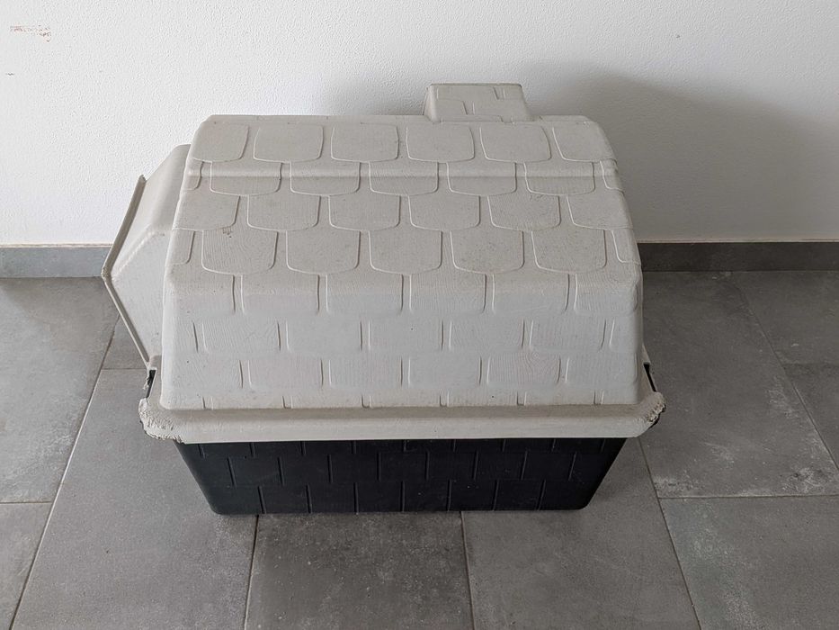 Casota para cão em plástico resistente – Exterior (Em Óbidos)
