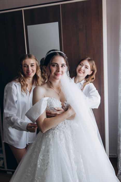 Продам весільну сукню