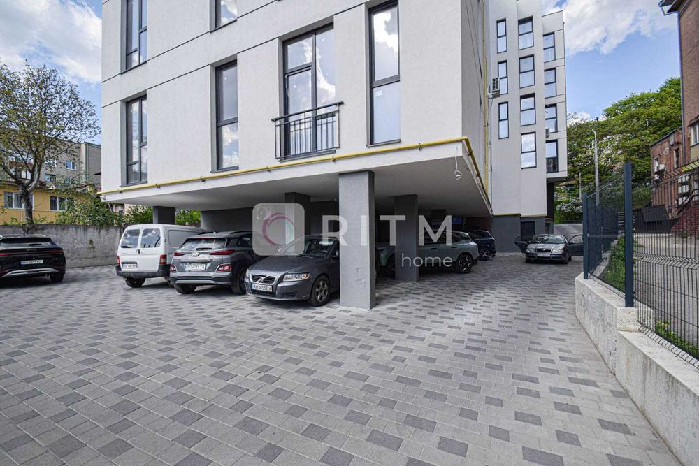 Продається сучасна 2-кімнатна квартира + кухня студія в центрі міста