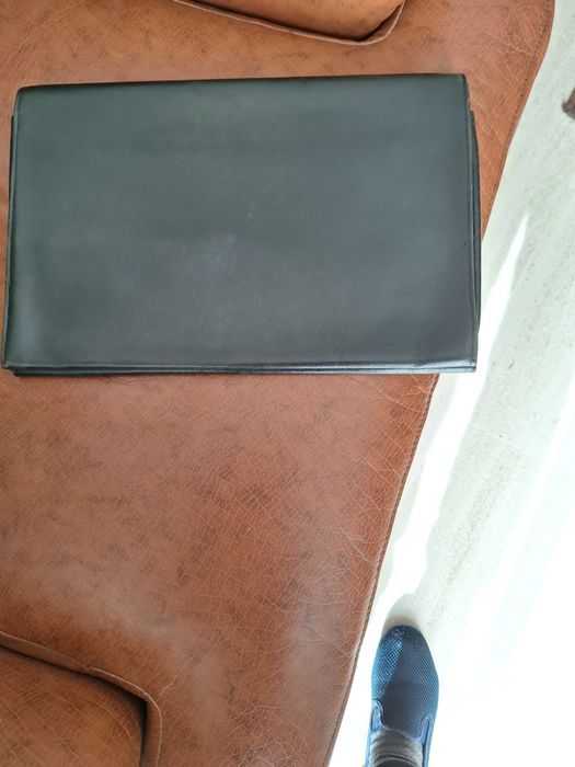 Vendo pasta universitária em pele com 50 anos.