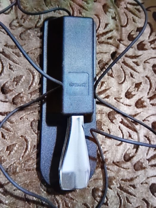 Проодаеться гарна педаль підсилення звуку Yamaha !робоча!