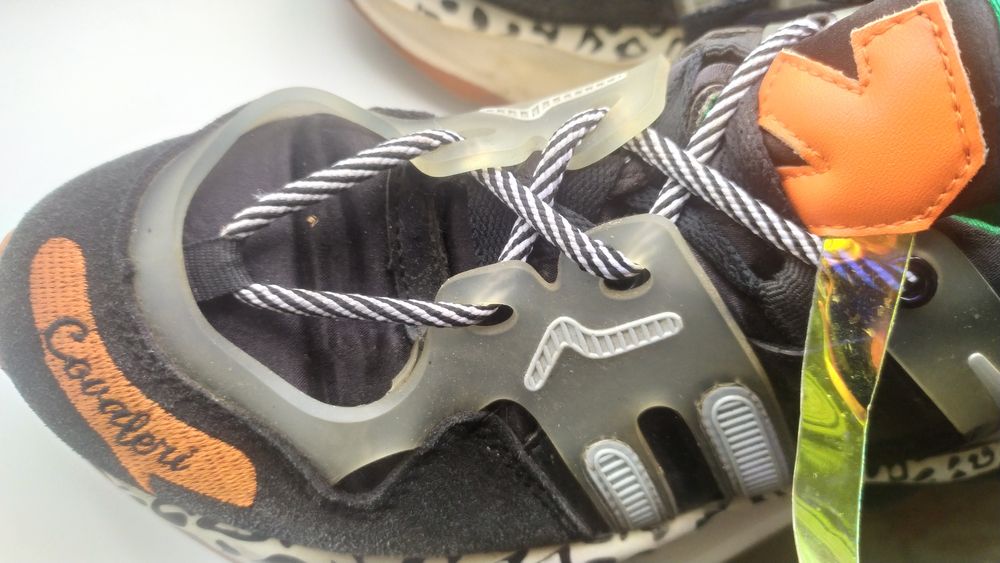 Кроссовки женские модные.