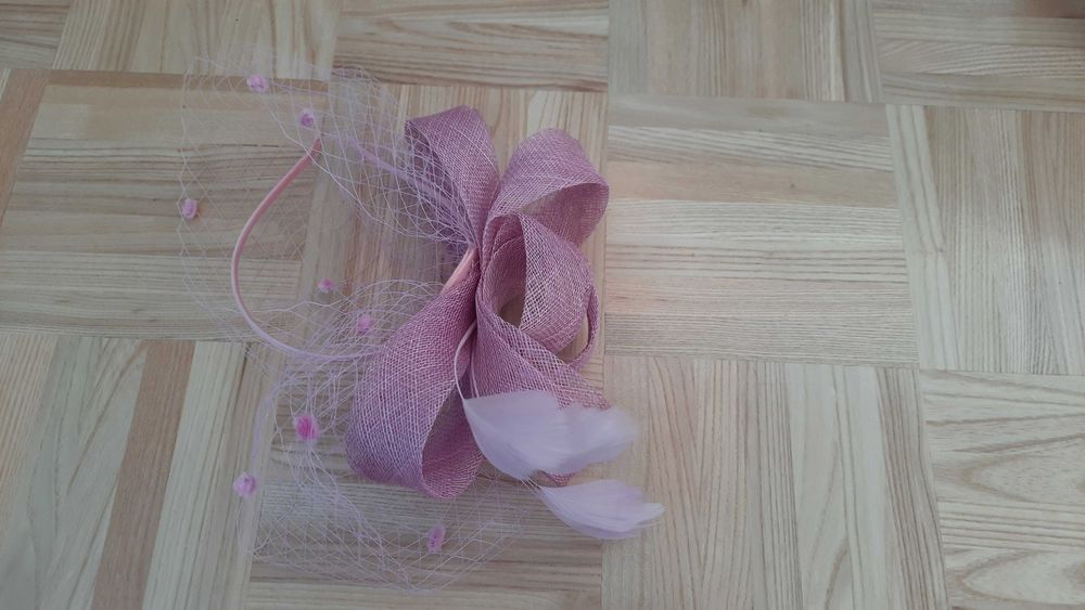 fascynator z siateczką na opasce