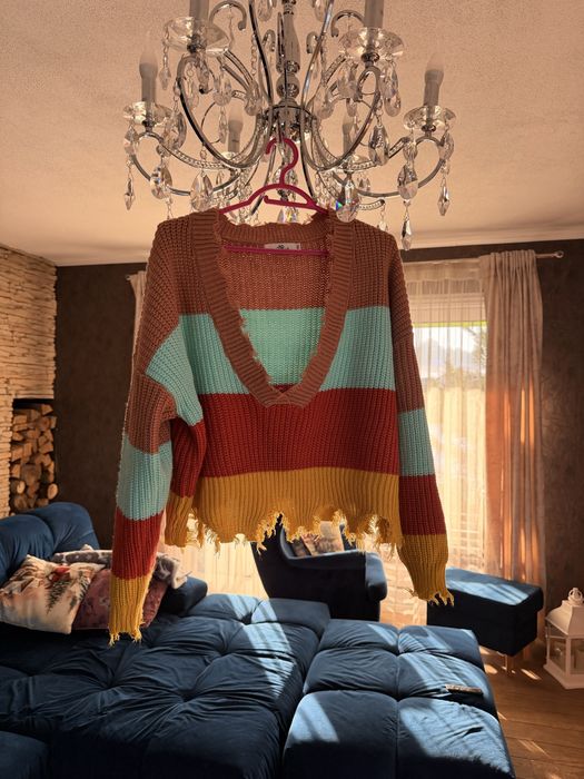 Kolorowy sweter o artystycznym charakterze