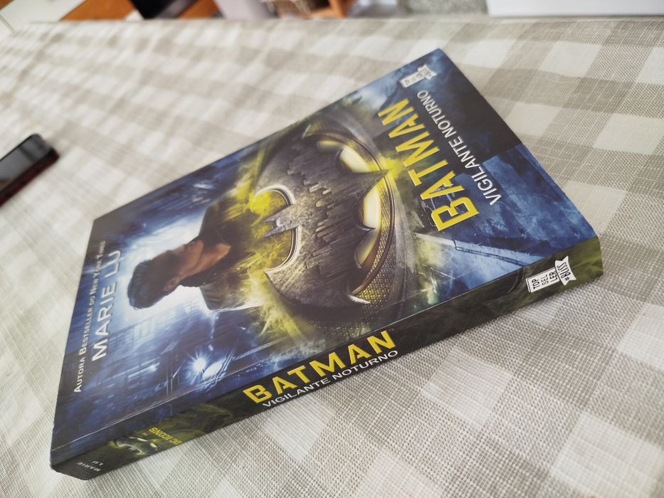 BATMAN vigilante noturno de Marie Lu