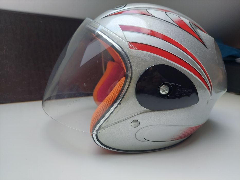 Dziecięcy kask narciarski.