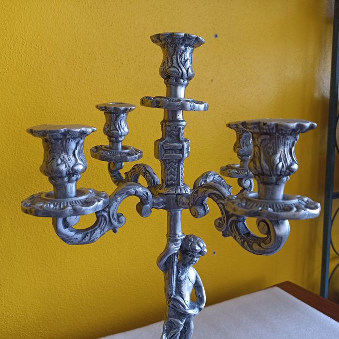 Par de candelabros 5 lumes em estanho com anjinhos "putti"
