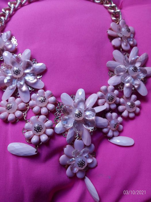 Colares e shokers da Zara