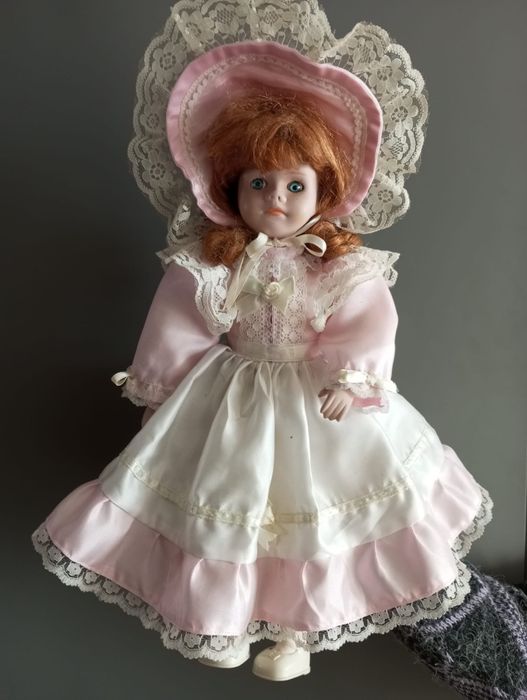 Boneca de porcelana antiga