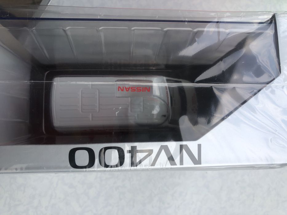 Модель авто Nissan NV 400 1:43