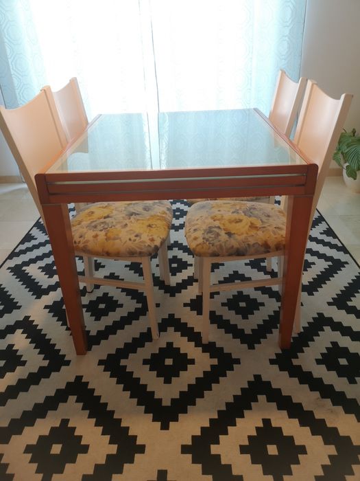 Mesa jantar, 4 cadeiras e 2 almofadas