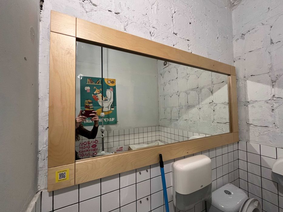 Дзеркало настінне в дерев’яній рамі