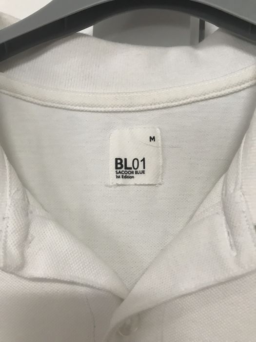 Polo branco, marca Saccor