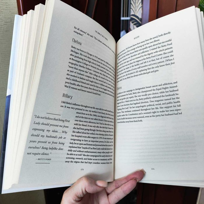 Книга англійською The Book of Gutsy Women — Hillary & Chelsea Clinton