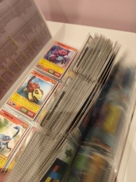 Vendo caderneta com cartas Invizimals