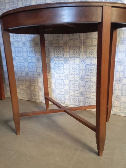 Mesa de madeira oval