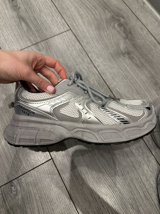 Продам новые женские кросовки