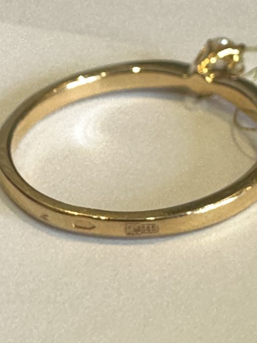 Золотое кольцо с бриллиантом