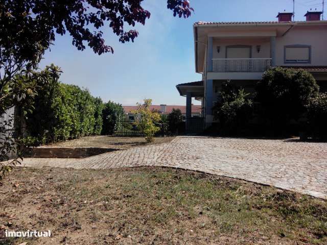 Moradia geminada T4 (830 m2 de terreno, garagem e sótão) S J Lourosa
